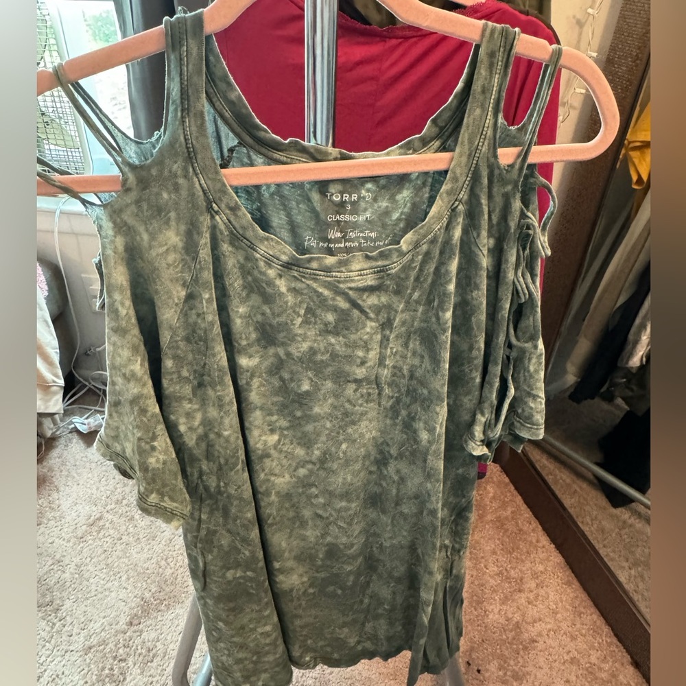 Torrid Distressed Green Cold Shoulder Tee (Size 3)